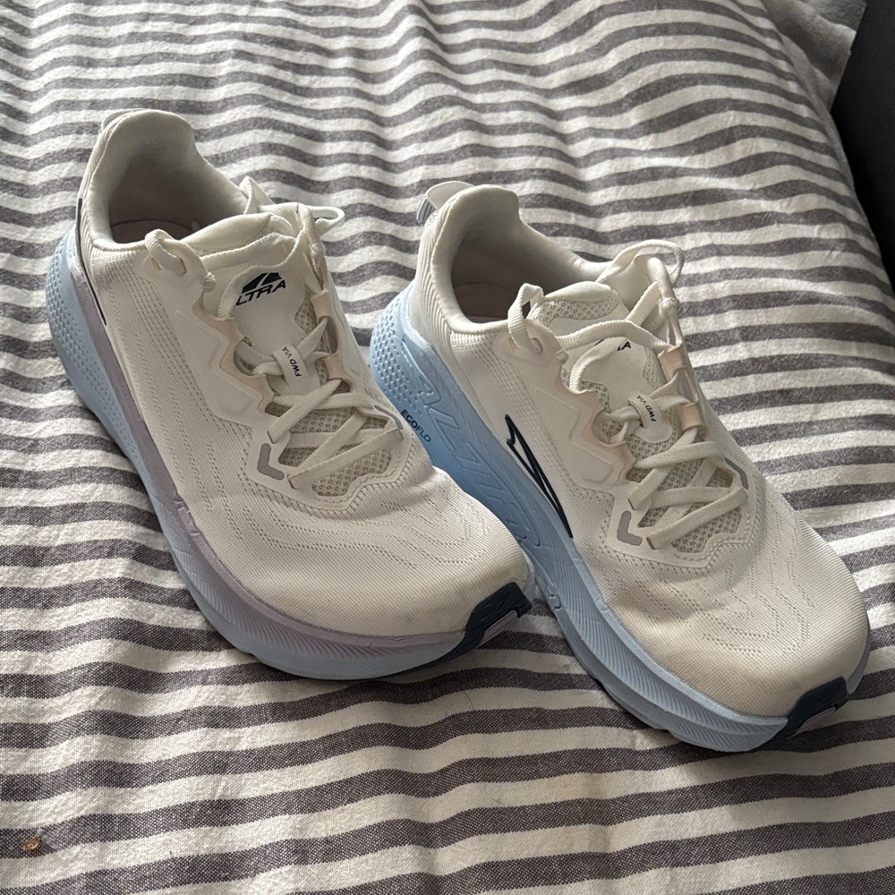 Altra women’s FWD VIA